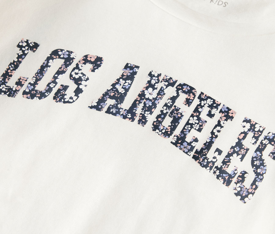 Detailaufnahme von einem der 2 Kinder-Pyjamas mit dem Aufdruck LOS ANGELES