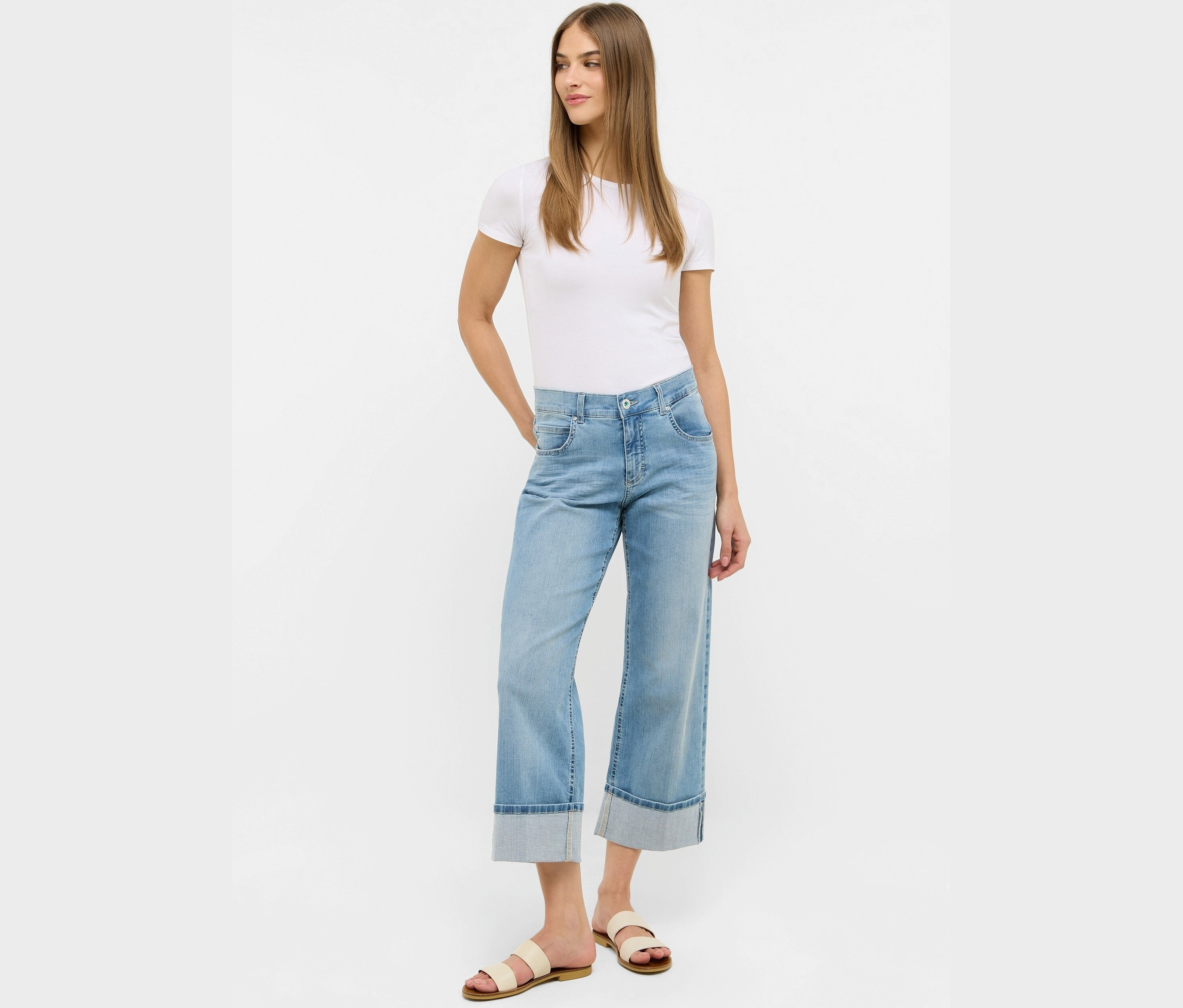 Frau posiert in Angels Jeans »Linn Turn Up«, Comfort Fit und weißem T-Shirt.