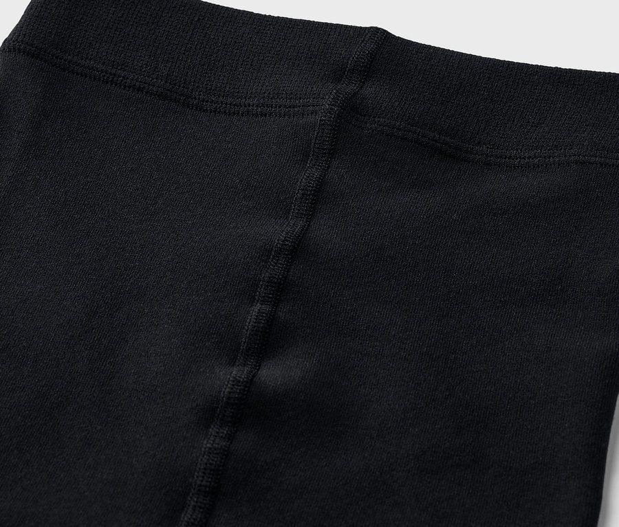 Detailaufnahme vom Bund einer schwarzen Leggings.