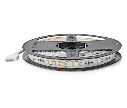 Eine Spule mit LED-Streifen liegt auf einer weißen Oberfläche.