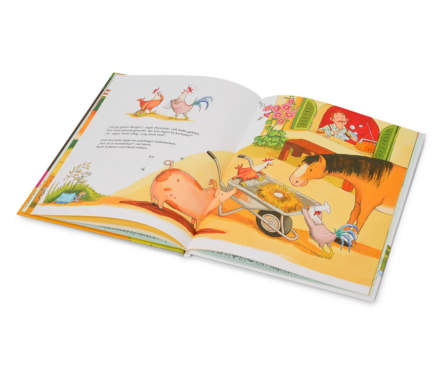 Aufgeschlagenes Bilderbuch mit einer Illustration von Tieren auf einem Bauernhof, darunter ein Schwein, ein Pferd und Hühner.