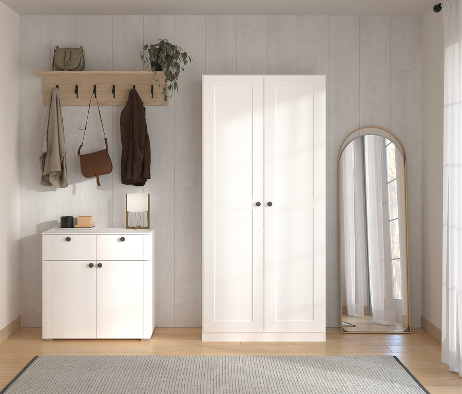 Eingangsbereich mit einem weißen Schrank, einer Kommode, einem Spiegel und einer Garderobe mit Jacken und Taschen.