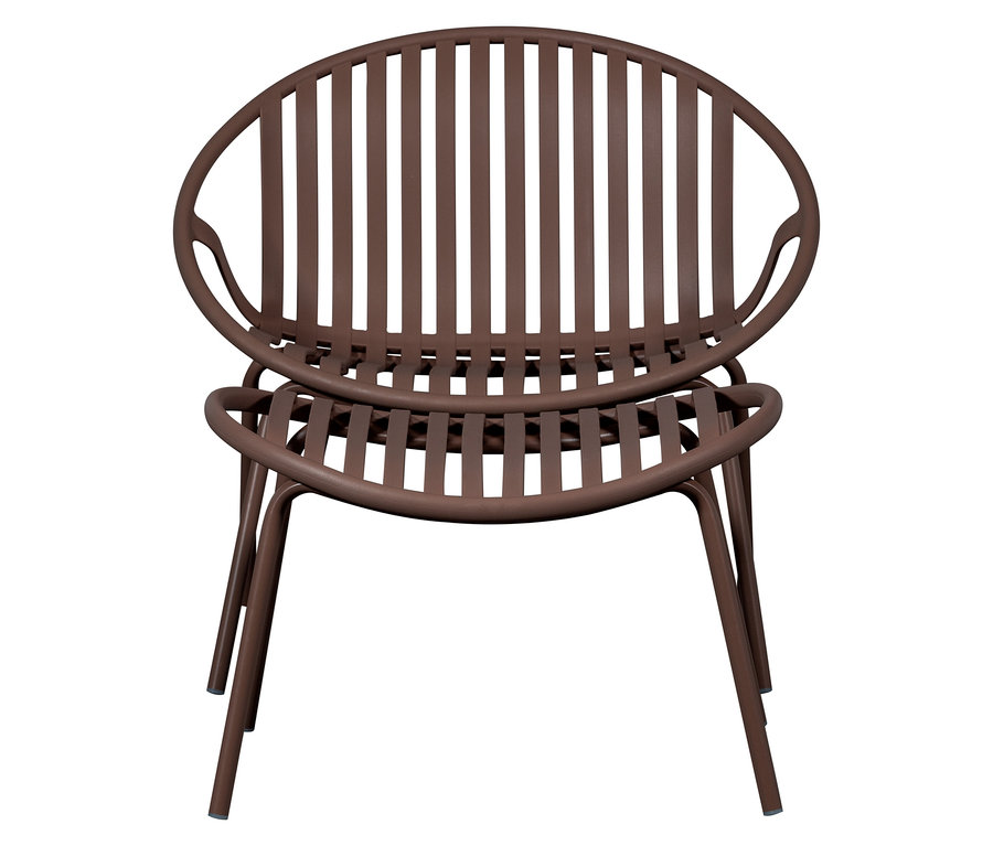 Brauner WOOOD Lounge Sessel mit Hocker, bestehend aus Latten, von vorn.