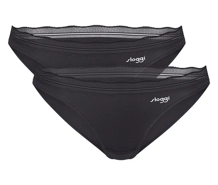 Zwei schwarze sloggi Slips mit Spitzenbesatz, einer überlappt den anderen leicht.