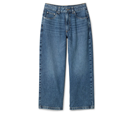 Eine einzelne, hellblaue Jeans mit weitem Bein liegt auf einem weißen Hintergrund.