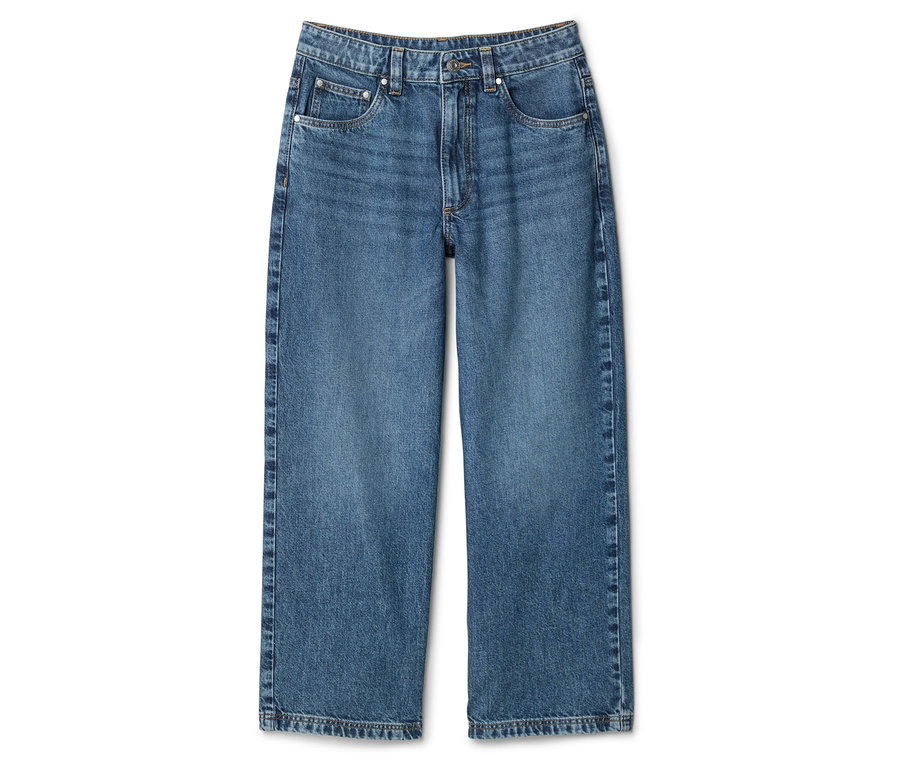 Eine einzelne, hellblaue Jeans mit weitem Bein liegt auf einem weißen Hintergrund.