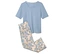 Ein hellblaues Pyjama-Oberteil liegt neben einer hellbraunen Pyjamahose mit blauem Blumenmuster.