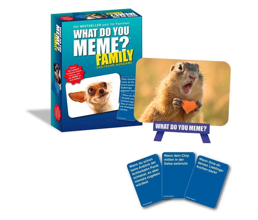 Ein What Do You Meme? Family Edition Spiel mit Karten und einem Aufsteller mit einem Foto von einem Murmeltier.
