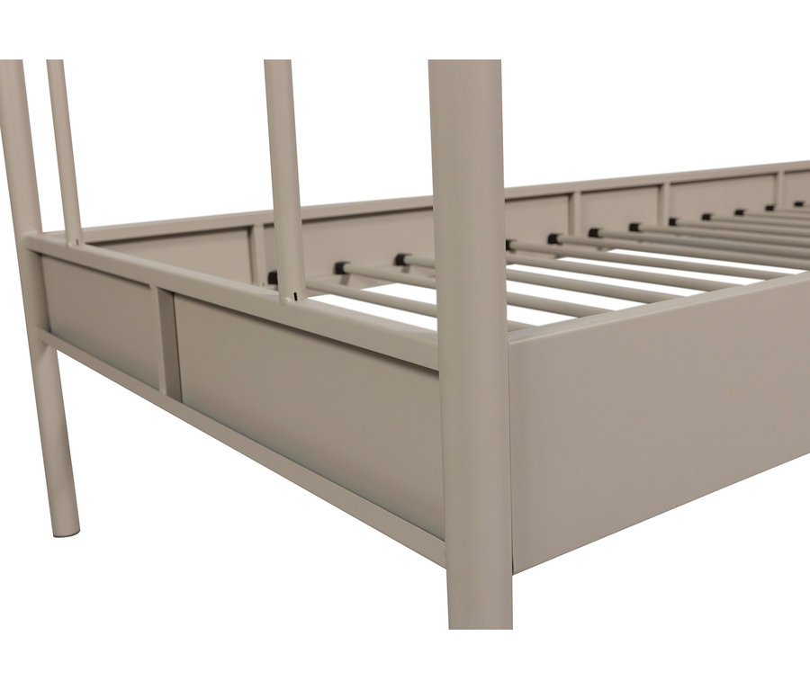 Nahaufnahme eines hellgrauen Metallbettgestells mit Lattenrost.