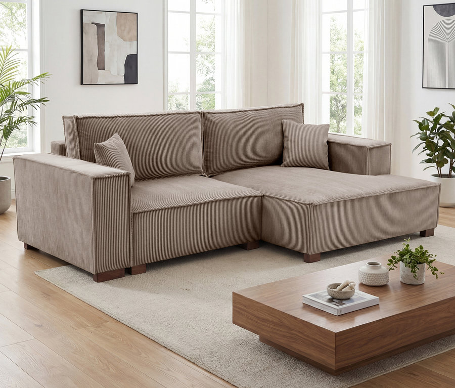 Moccafarbenes »Cumello« 2-Sitzer Sofa mit Auszugsbett links und Longchair rechts im Wohnzimmer.