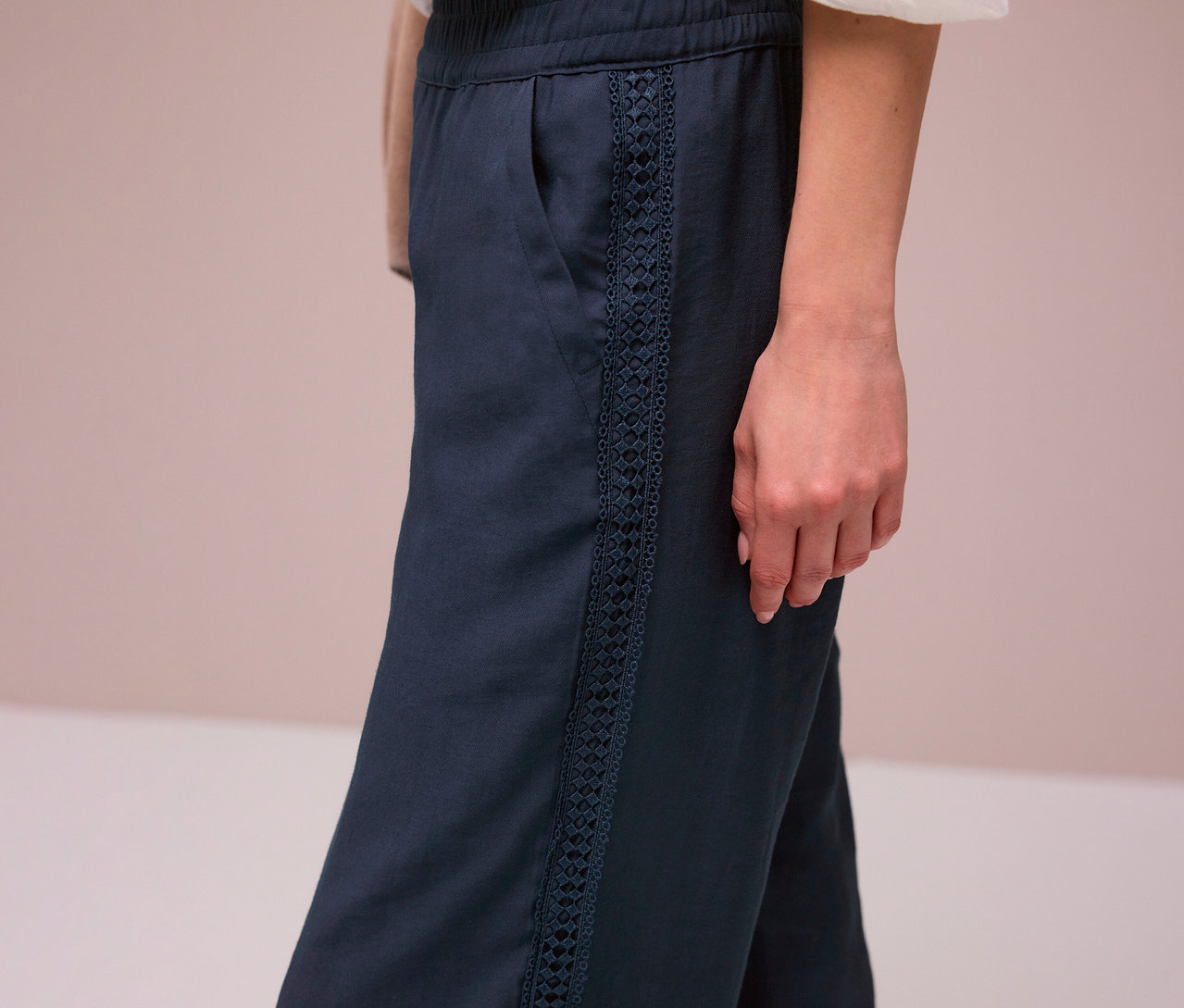 Frau trägt die blaue Street One Hose »Emee« mit Zierstreifen.