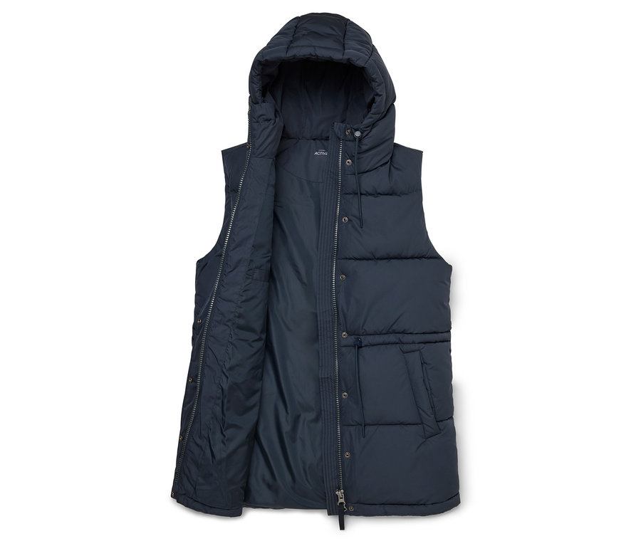 Marineblaue Steppweste mit Kapuze, teilweise geöffnet, zeigt das gesteppte Design und die Vordertaschen.