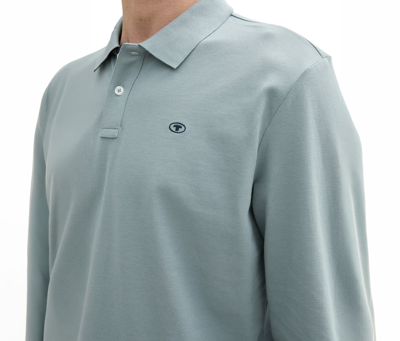 Nahaufnahme eines Mannes im Tom Tailor Longsleeve Piqué Poloshirt in Grey Mint mit Logo auf der Brust.