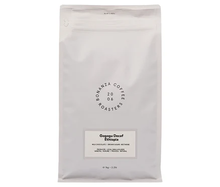 Weiße Packung Bonanza Coffee Roasters - Gogogu Omni-Roast Decaf - 250 g Ganze Bohne.