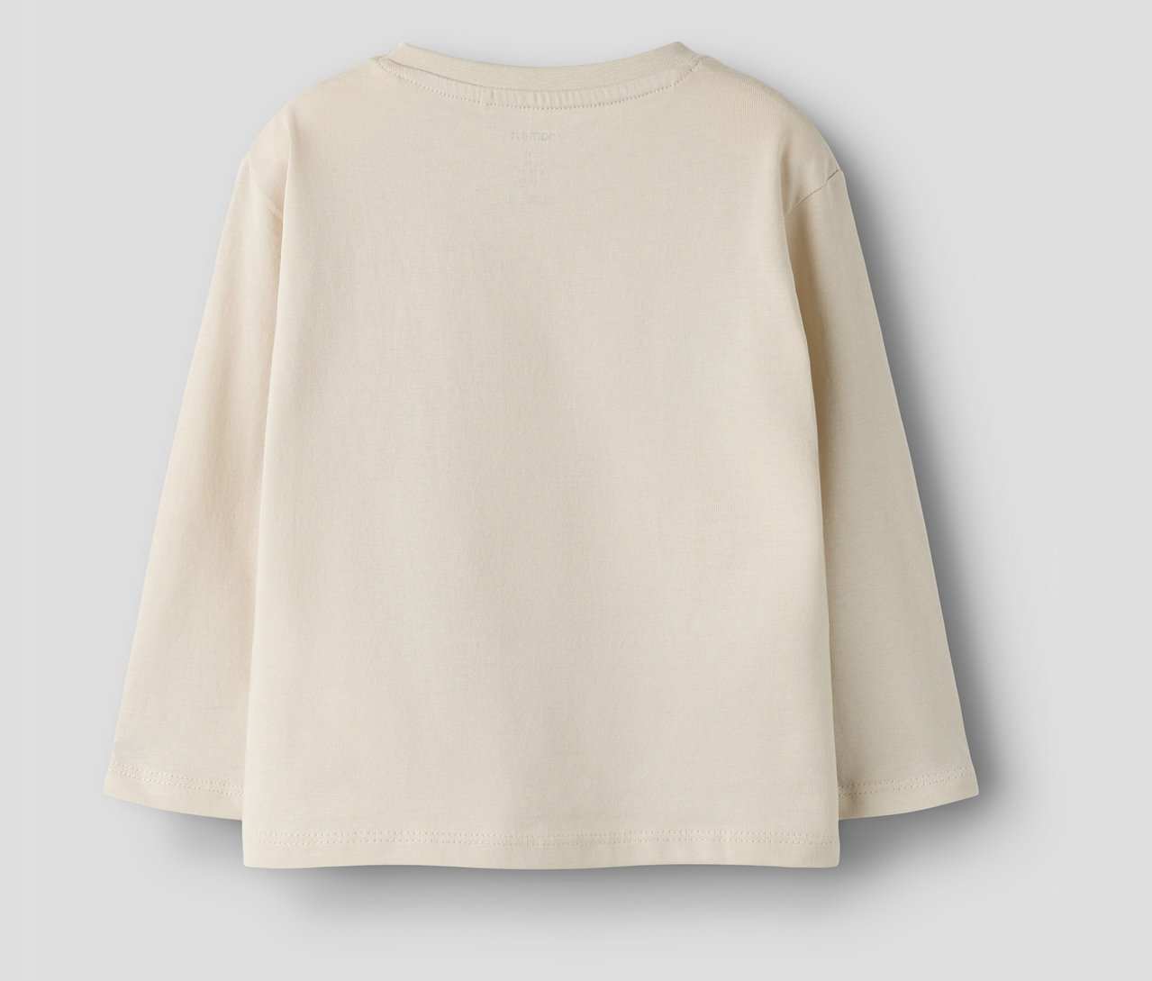 Nahaufnahme von der Rückseite eines beigen, langärmeligen NAME IT Shirts.