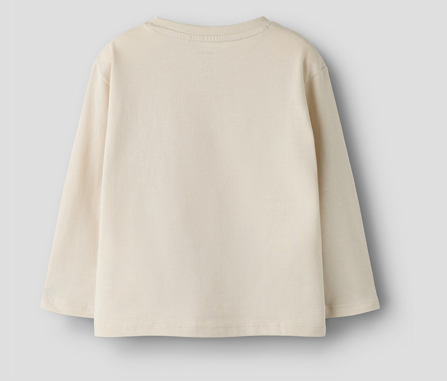 Nahaufnahme von der Rückseite eines beigen, langärmeligen NAME IT Shirts.