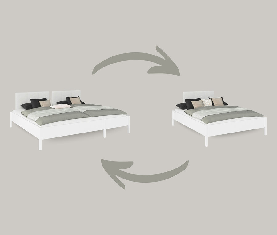 Zwei weiße Betten mit grauer Bettwäsche, die durch Pfeile verbunden sind.