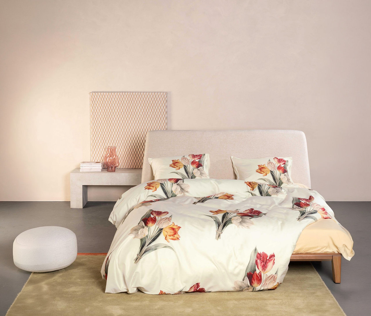 Bett mit Essenza Satin-Bettwäsche »Tosca« in Normal- und Übergröße mit Blumenmuster, dazu Hocker und Teppich.