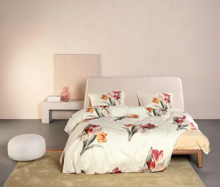 Bett mit Essenza Satin-Bettwäsche »Tosca« in Normal- und Übergröße mit Blumenmuster, dazu Hocker und Teppich.
