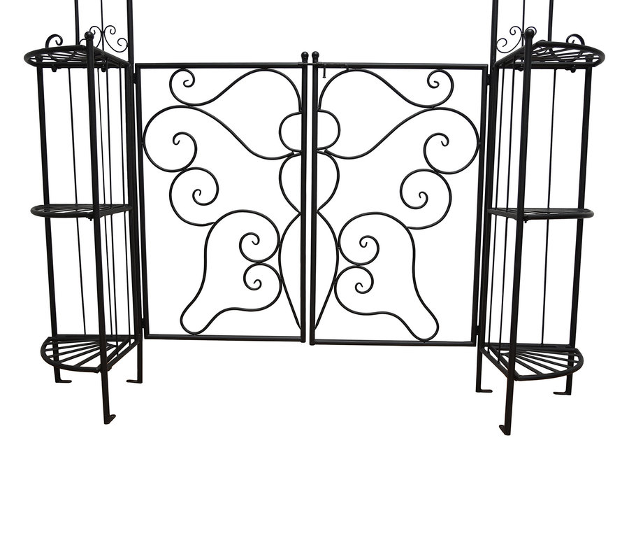 Schwarzer Raumteiler aus Metall mit Rankgitter in der Mitte und Regalen an den Seiten.
