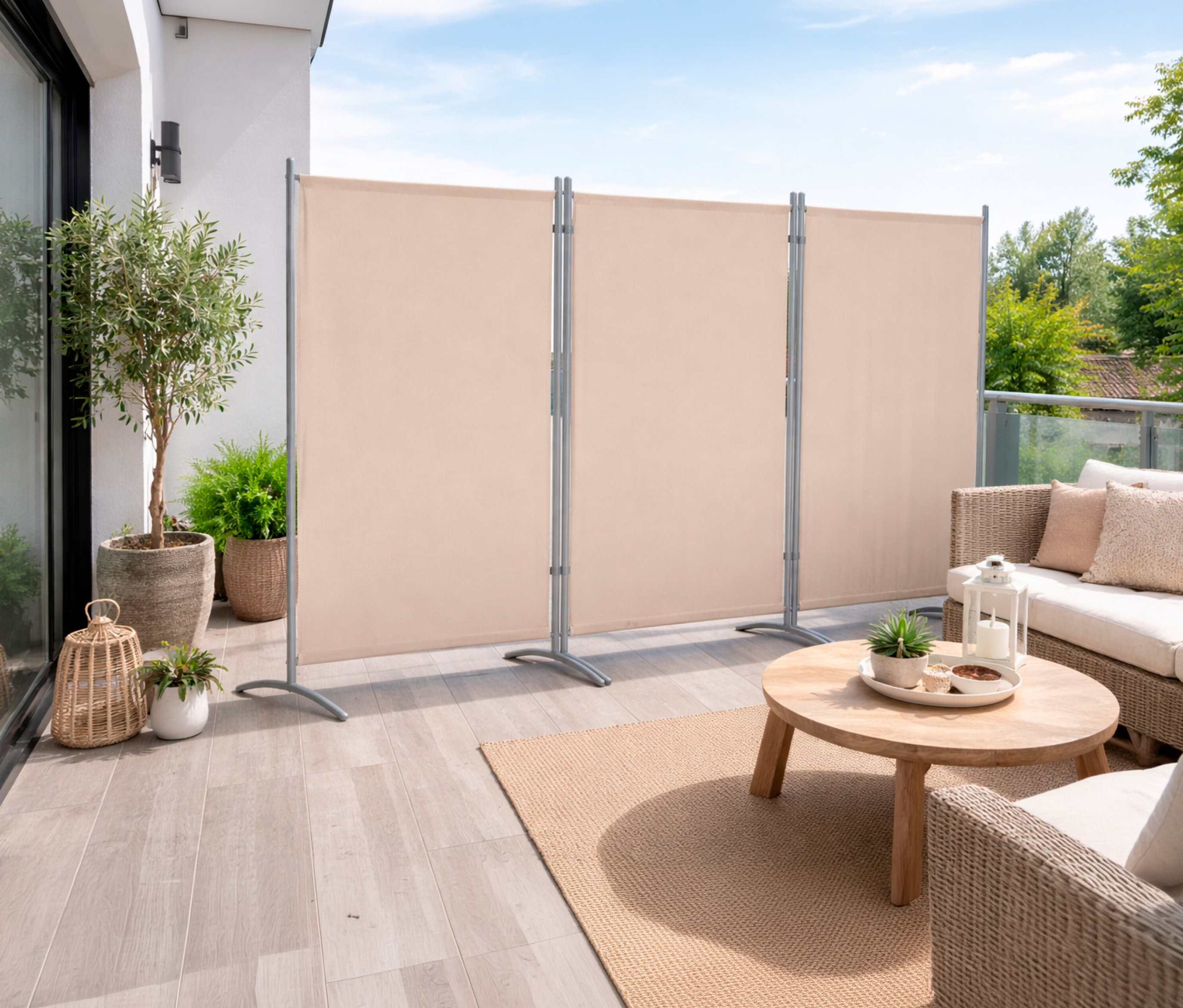 Drei Leco Stellwände, 3-teilig, in Beige stehen auf einer Terrasse neben einer Sitzgruppe und Pflanzen.