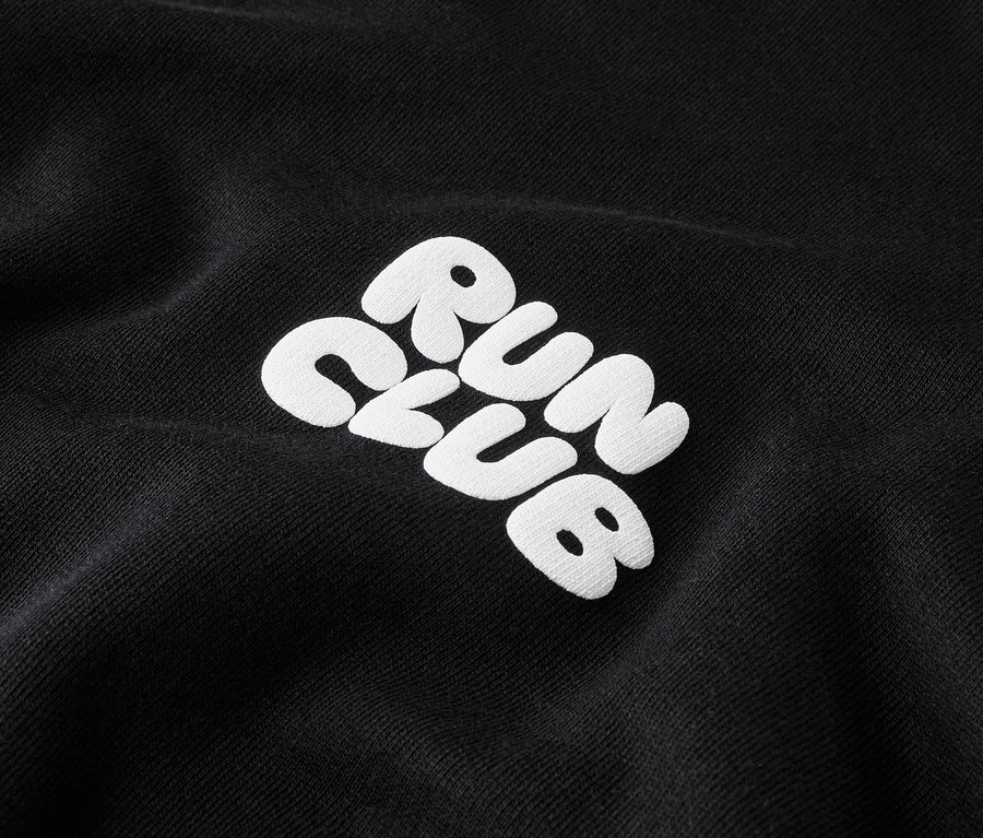 Schwarzes Sweatshirt mit weißer "RUN CLUB" Stickerei.