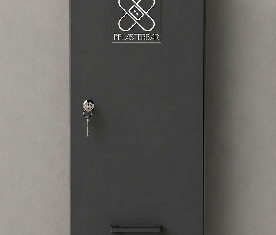 Dunkelgrauer Wandschrank mit weißem Logo aus zwei gekreuzten Pflastern und dem Text „PFLASTERBAR“, einem Schlüssel im Schloss und einem Griff.