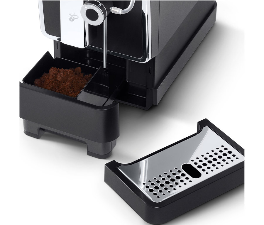 Detailaufnahme eines »Esperto Pro« Tchibo Kaffeevollautomaten in Anthrazit, bei dem der Kaffeesatzbehälter und die Tropfschale entfernt wurden.
