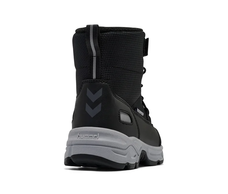 Schwarzer hummel® Schneestiefel Snow Boot Tex, von hinten-seitlich gesehen, mit grauer Sohle, grauen Hummel-Chevrons und „WATERPROOF“-Schriftzug.
