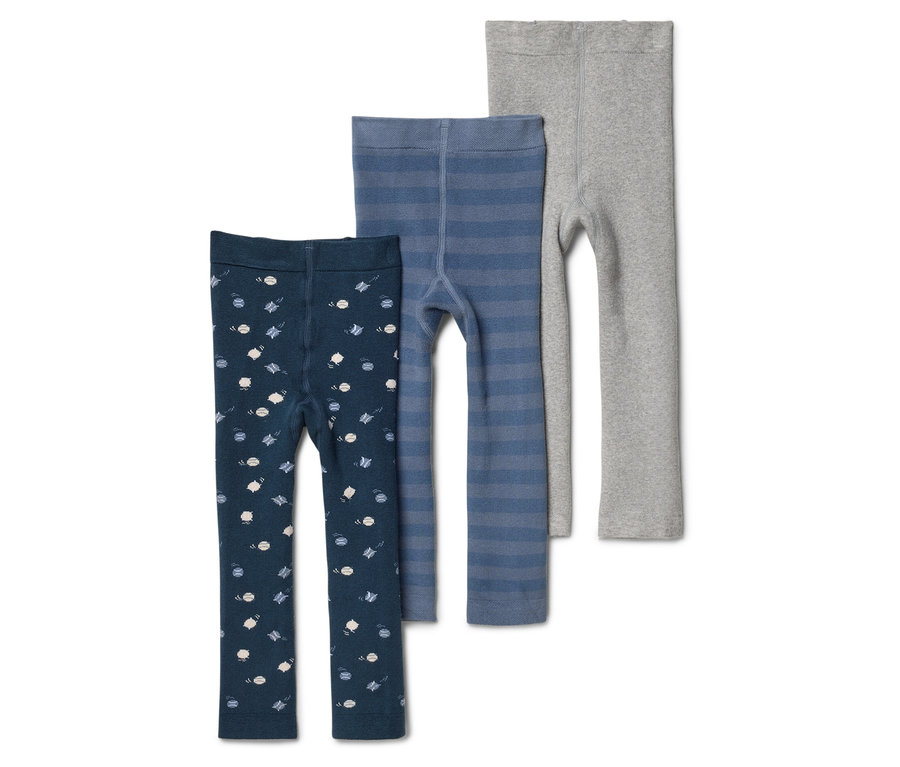 Drei Kinderleggings liegen nebeneinander: eine dunkelblaue mit kleinen Mustern, eine blaue mit Querstreifen und eine hellgraue.