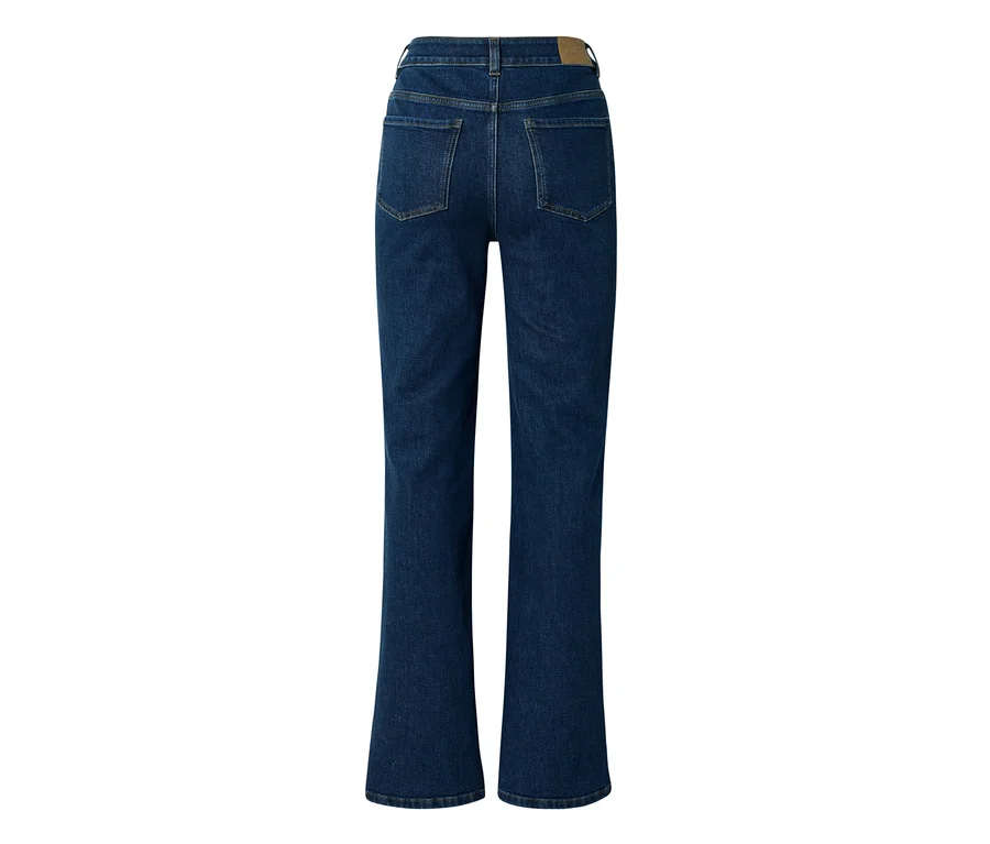 Dunkelblaue High-Waist Jeans, von hinten gezeigt, mit zwei Gesäßtaschen, Gürtelschlaufen und einem kleinen braunen Aufnäher am Bund.