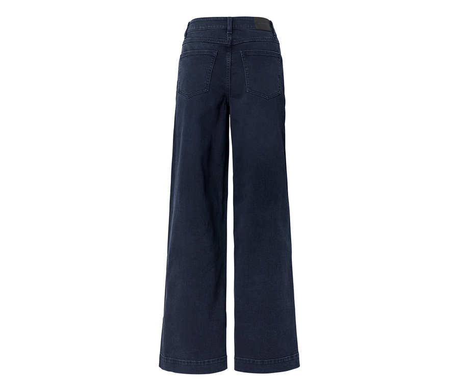 Dunkelblaue, weit geschnittene Jeans von hinten mit zwei Gesäßtaschen und schwarzem Etikett am Bund.