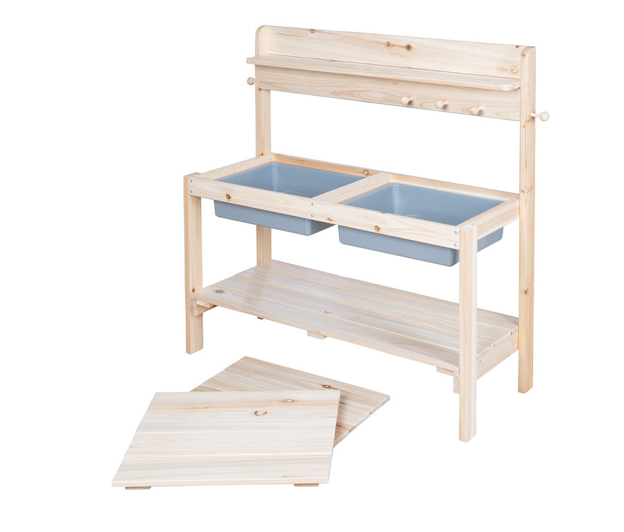 Helle Holzküche für Kinder mit zwei grauen Plastikwannen, einer oberen Ablage mit Haken und einer unteren Holzablage. Zwei lose Holzplatten liegen davor.