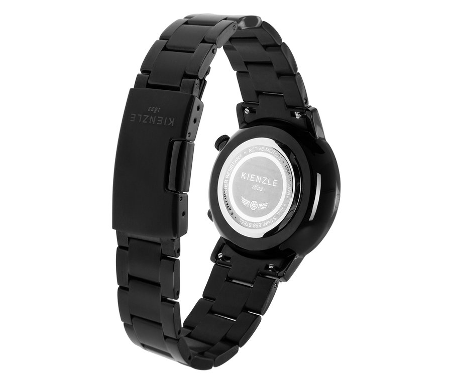 Rückansicht einer schwarzen Kienzle-Uhr mit Metallgliederarmband. Der Gehäuseboden zeigt „Kienzle 1822“, „Active Motion“, „Water Resistant 5 ATM“ und „All Stainless Steel“.