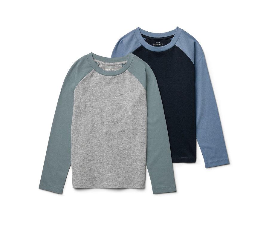 Zwei langärmelige T-Shirts liegen übereinander, eines grau und das andere blau.