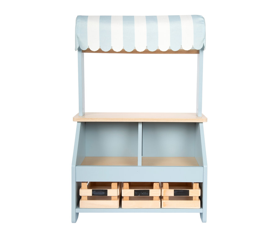 Ein small foot kompakter Kaufladen in Hellblau und Naturholz mit gestreiftem blau-weißem Vordach, Theke, zwei offenen Fächern und drei Holzkisten mit Kreidetafeln.