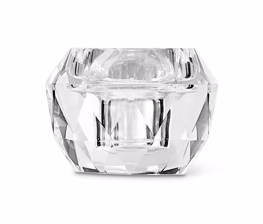 Detailaufnahme von einem der zwei Glas-Kerzenhalter mit geometrischem Design.