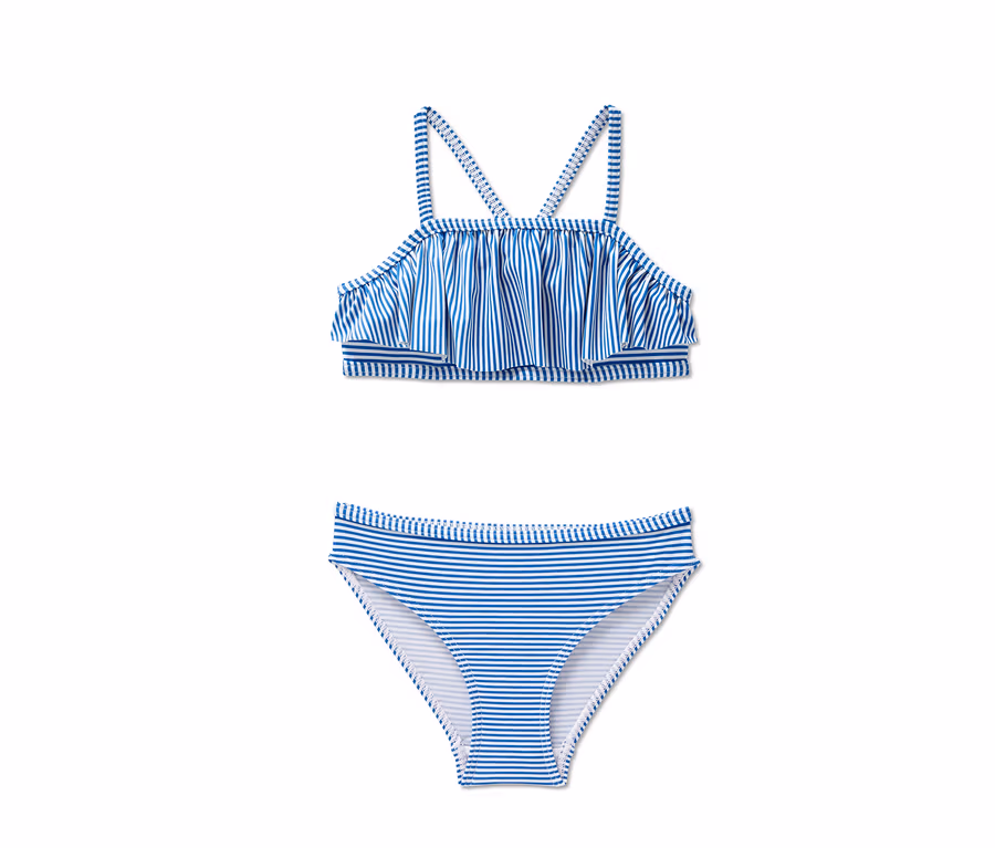 Ein blau-weiß gestreifter Bikini mit Volant.
