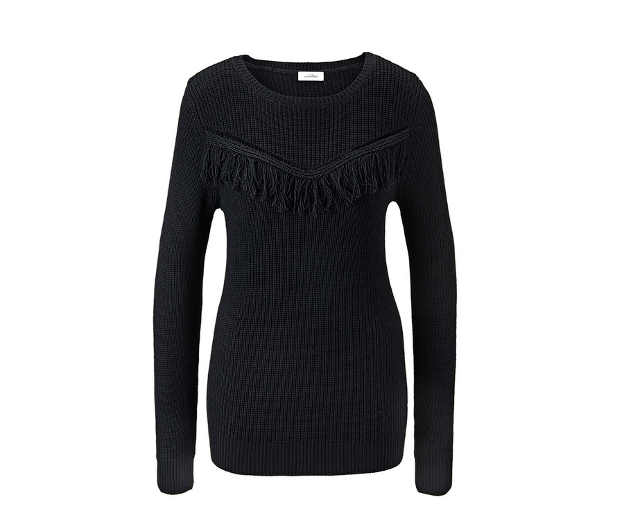 Detailansicht eines schwarzen Strickpullovers mit Fransen.