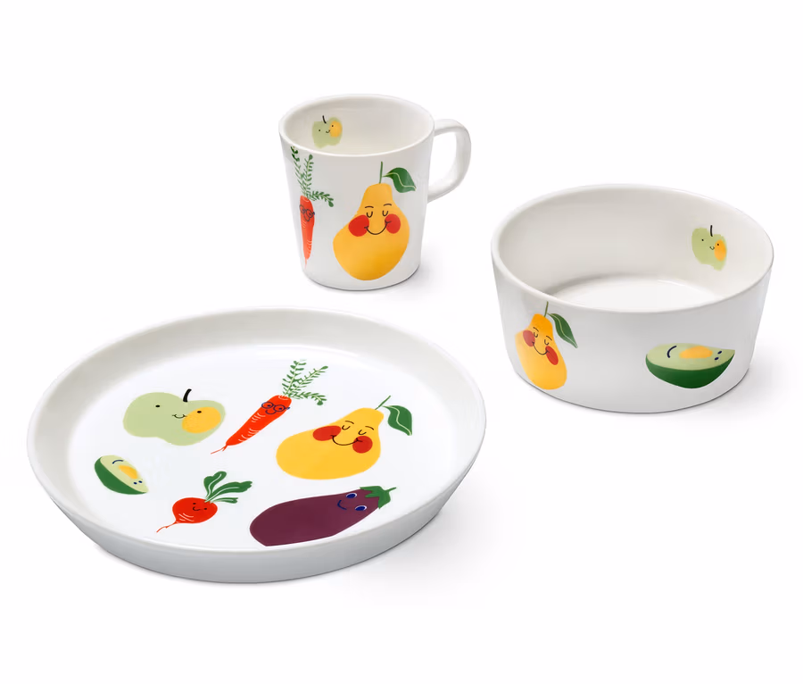 Ein 3-teiliges Kinder-Geschirr-Set mit Gemüse- und Obstmotiven.