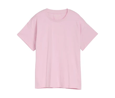 Das pinke Tom Tailor T-Shirt mit Print liegt flach und mittig im Bild.