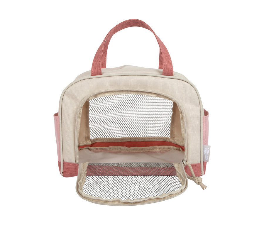 Beige-rosa Tragetasche aus dem small foot Plüschhund mit Tasche und Pflege-Set, mit geöffnetem Netzfenster und Griffen.