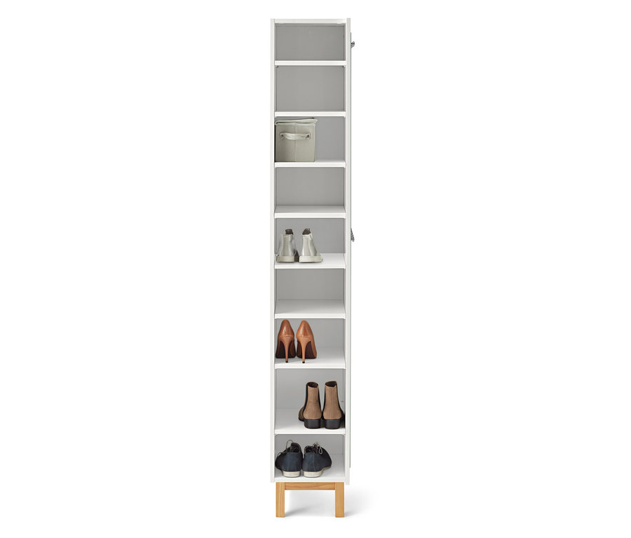 Ein hoher, schmaler, weißer Flurschrank mit acht Regalen, auf denen Schuhe und eine Aufbewahrungsbox stehen.