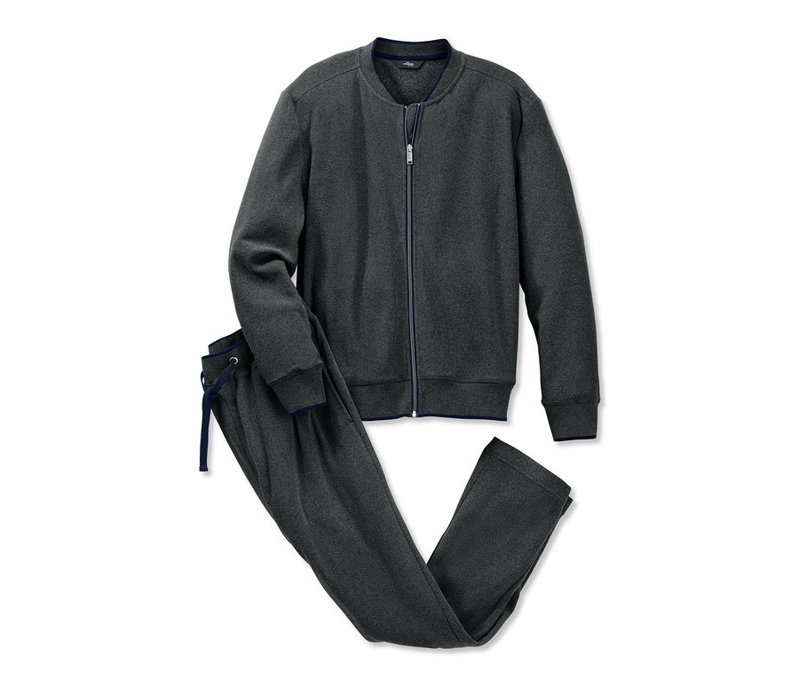 Ein grauer Fleece-Hausanzug mit Reissverschlussjacke und Hose.