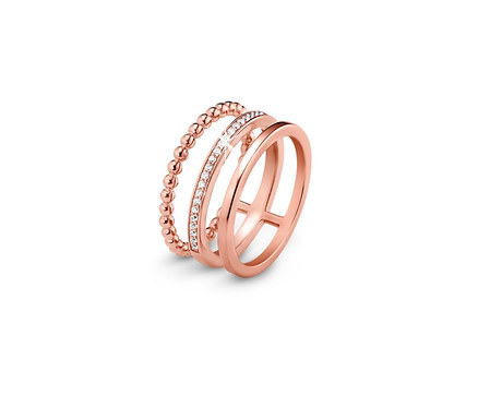 Nahaufnahme von drei rosévergoldeten Silberringen mit Zirkonia.