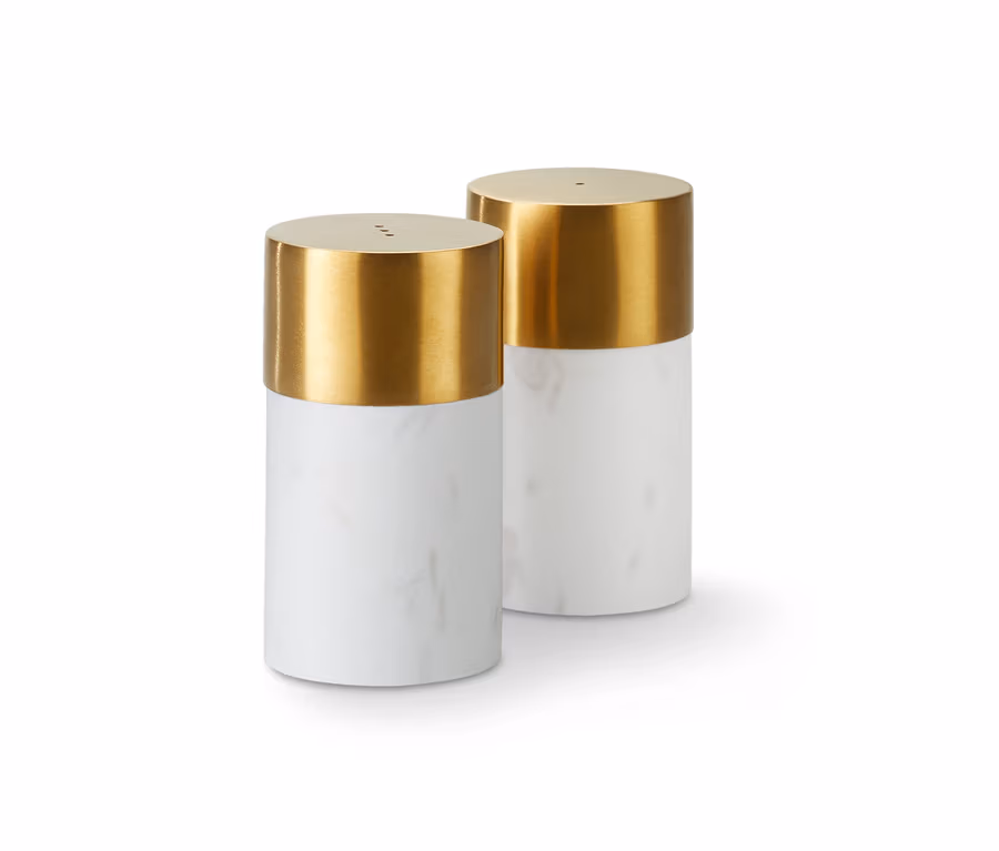 Zwei Salz- und Pfefferstreuer aus Marmor mit goldenem Deckel.