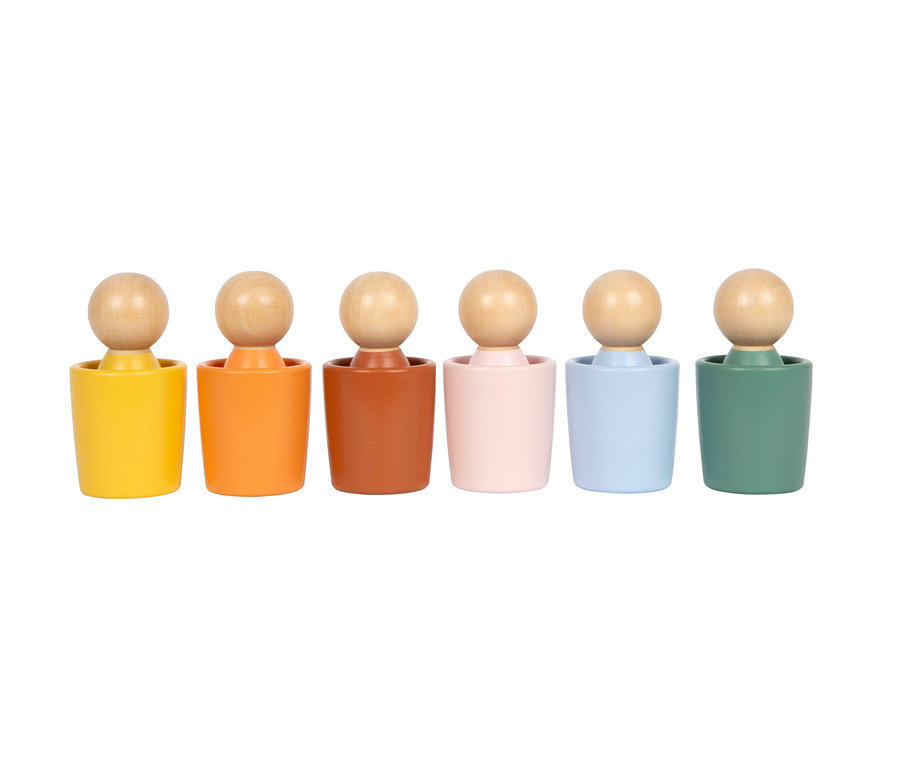Sechs Holzsteckfiguren mit hellen Holzköpfen und -körpern stecken in einzelnen farbigen Bechern: gelb, orange, braun, rosa, hellblau und grün.