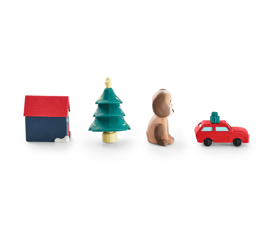 Vier Radiergummis in Form eines Hauses, Weihnachtsbaums, Hundes und Autos.