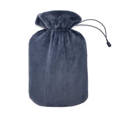 Dunkelgraue Wärmflasche mit weichem, flauschigem Bezug und Kordelzugverschluss.