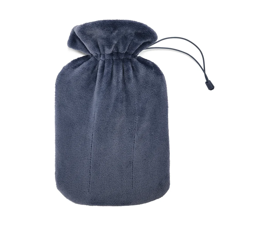 Dunkelgraue Wärmflasche mit weichem, flauschigem Bezug und Kordelzugverschluss.